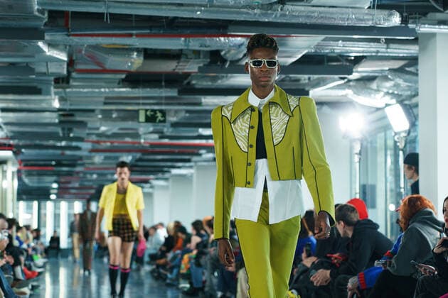 Entertainment Themen der Woche KW13 Entertainment Bilder des Tages April 1, 2022, Madrid, Spain: A model showcases brand Palomo Spain design during the catwalk within Madrid Fashion Week, held at the Loom space in Madrid. Madrid Spain - ZUMAs197 20220401_zaa_s197_169 Copyright: xAtilanoxGarciax