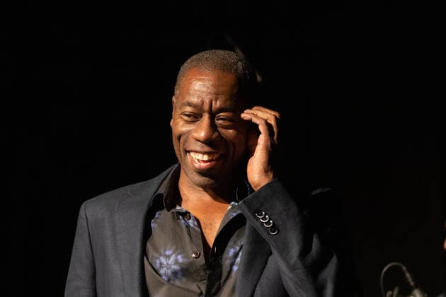 Der Sänger und Frontmann Andrew Roachford, MBE Die britische Soul Band Roachford mit der Twice in a lifetime Tour 2021 2022 beim Live Auftritt in der Harmonie in Bonn, 01.04.2022