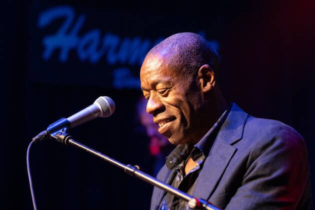 Der Sänger und Frontmann Andrew Roachford, MBE Die britische Soul Band Roachford mit der Twice in a lifetime Tour 2021 2022 beim Live Auftritt in der Harmonie in Bonn, 01.04.2022