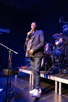 Der Sänger und Frontmann Andrew Roachford, MBE Die britische Soul Band Roachford mit der Twice in a lifetime Tour 2021 2022 beim Live Auftritt in der Harmonie in Bonn, 01.04.2022