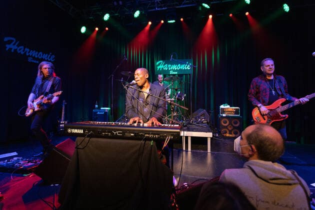 Die britische Soul Band Roachford mit der Twice in a lifetime Tour 2021 2022 beim Live Auftritt in der Harmonie in Bonn, 01.04.2022