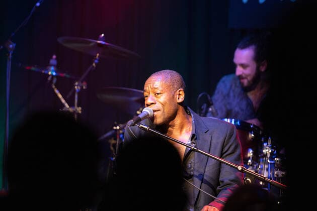 Der Sänger und Frontmann Andrew Roachford, MBE Die britische Soul Band Roachford mit der Twice in a lifetime Tour 2021 2022 beim Live Auftritt in der Harmonie in Bonn, 01.04.2022