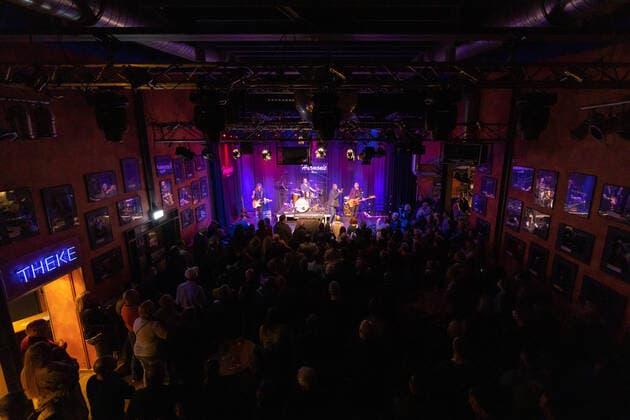 Die britische Soul Band Roachford mit der Twice in a lifetime Tour 2021 2022 beim Live Auftritt in der Harmonie in Bonn, 01.04.2022