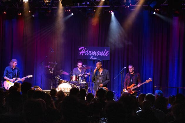 Die britische Soul Band Roachford mit der Twice in a lifetime Tour 2021 2022 beim Live Auftritt in der Harmonie in Bonn, 01.04.2022