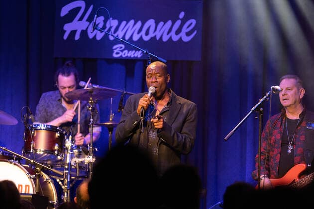 Der Sänger und Frontmann Andrew Roachford, MBE Die britische Soul Band Roachford mit der Twice in a lifetime Tour 2021 2022 beim Live Auftritt in der Harmonie in Bonn, 01.04.2022