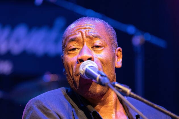 Der Sänger und Frontmann Andrew Roachford, MBE Die britische Soul Band Roachford mit der Twice in a lifetime Tour 2021 2022 beim Live Auftritt in der Harmonie in Bonn, 01.04.2022