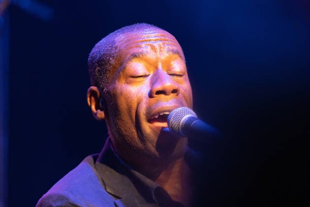 Der Sänger und Frontmann Andrew Roachford, MBE Die britische Soul Band Roachford mit der Twice in a lifetime Tour 2021 2022 beim Live Auftritt in der Harmonie in Bonn, 01.04.2022
