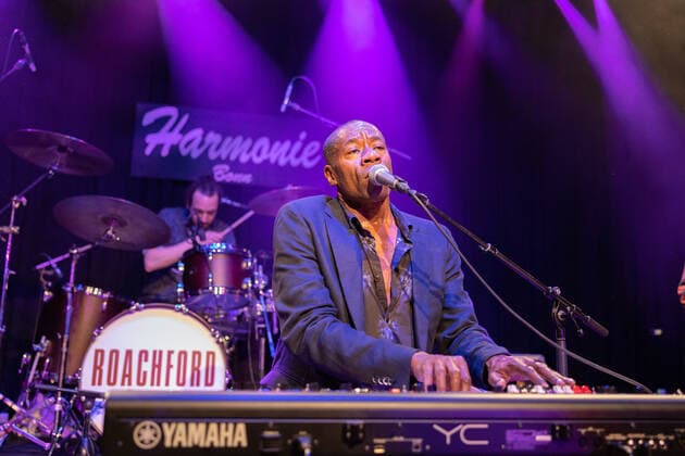 Der Sänger und Frontmann Andrew Roachford, MBE Die britische Soul Band Roachford mit der Twice in a lifetime Tour 2021 2022 beim Live Auftritt in der Harmonie in Bonn, 01.04.2022