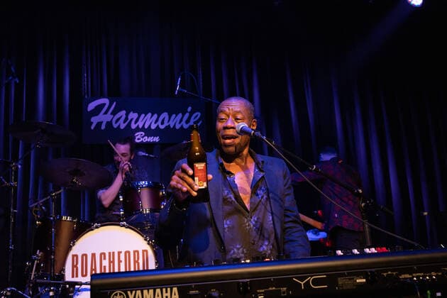 Der Sänger und Frontmann Andrew Roachford, MBE Die britische Soul Band Roachford mit der Twice in a lifetime Tour 2021 2022 beim Live Auftritt in der Harmonie in Bonn, 01.04.2022