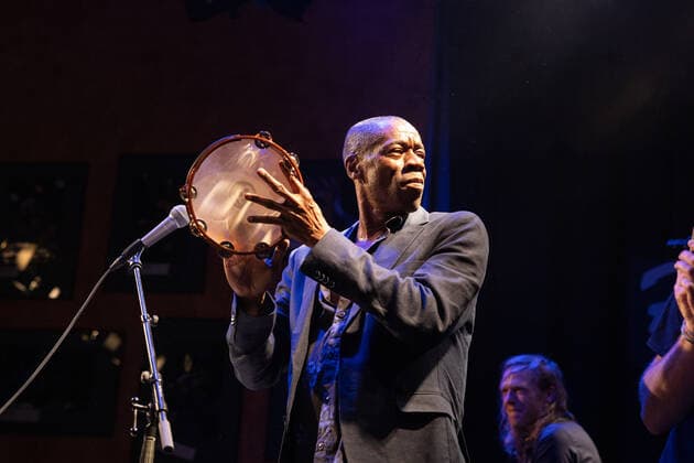 Der Sänger und Frontmann Andrew Roachford, MBE Die britische Soul Band Roachford mit der Twice in a lifetime Tour 2021 2022 beim Live Auftritt in der Harmonie in Bonn, 01.04.2022