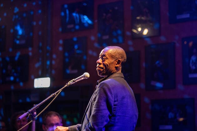 Der Sänger und Frontmann Andrew Roachford, MBE Die britische Soul Band Roachford mit der Twice in a lifetime Tour 2021 2022 beim Live Auftritt in der Harmonie in Bonn, 01.04.2022