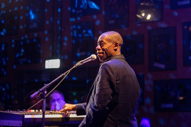 Entertainment Bilder des Tages Der Sänger und Frontmann Andrew Roachford, MBE Die britische Soul Band Roachford mit der Twice in a lifetime Tour 2021 2022 beim Live Auftritt in der Harmonie in Bonn, 01.04.2022