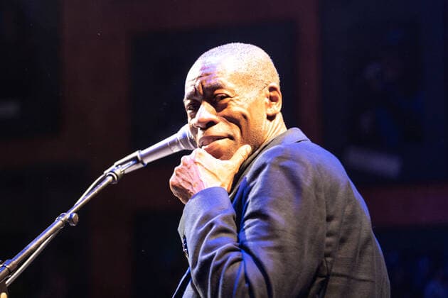 Der Sänger und Frontmann Andrew Roachford, MBE Die britische Soul Band Roachford mit der Twice in a lifetime Tour 2021 2022 beim Live Auftritt in der Harmonie in Bonn, 01.04.2022