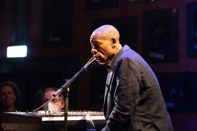 Der Sänger und Frontmann Andrew Roachford, MBE Die britische Soul Band Roachford mit der Twice in a lifetime Tour 2021 2022 beim Live Auftritt in der Harmonie in Bonn, 01.04.2022