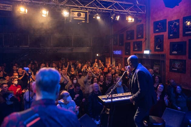 Die britische Soul Band Roachford mit der Twice in a lifetime Tour 2021 2022 beim Live Auftritt in der Harmonie in Bonn, 01.04.2022
