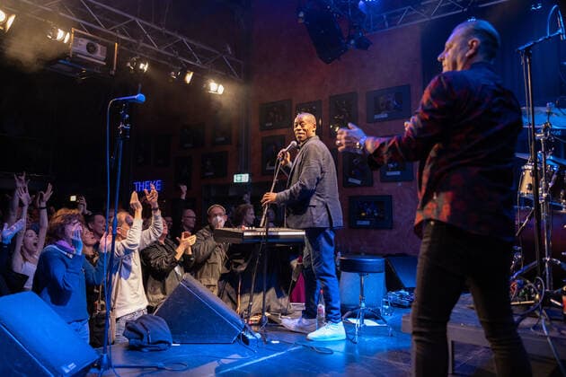 Die britische Soul Band Roachford mit der Twice in a lifetime Tour 2021 2022 beim Live Auftritt in der Harmonie in Bonn, 01.04.2022