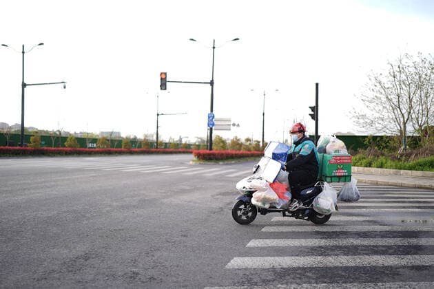 Coronavirus in China, Eindrücke aus Shanghai (220402) -- SHANGHAI, April 2, 2022 -- A deliveryman delivers goods in east China s Shanghai, April 1, 2022. Farm produce providers in Shanghai have been making efforts to ensure the supply of vegetables for residents under temporary closed-off management. The second phase of closed-off management in Shanghai has come into force in areas west of the Huangpu River on Friday amid a recent spike in COVID-19 infections, according to local authorities. As scheduled, nucleic acid testing will be held from Friday to April 5 for around 16 million people, and 12 districts will be put under temporary closed-off management. ) CHINA-SHANGHAI-COVID-19-PREVENTION & CONTROL-VEGETABLES-SUPPLY (CN) DingxTing 