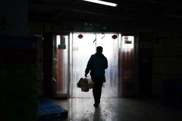 Coronavirus in China, Eindrücke aus Shanghai (220402) -- SHANGHAI, April 2, 2022 -- A deliveryman carries goods in east China s Shanghai, April 1, 2022. Farm produce providers in Shanghai have been making efforts to ensure the supply of vegetables for residents under temporary closed-off management. The second phase of closed-off management in Shanghai has come into force in areas west of the Huangpu River on Friday amid a recent spike in COVID-19 infections, according to local authorities. As scheduled, nucleic acid testing will be held from Friday to April 5 for around 16 million people, and 12 districts will be put under temporary closed-off management. ) CHINA-SHANGHAI-COVID-19-PREVENTION & CONTROL-VEGETABLES-SUPPLY (CN) DingxTing 