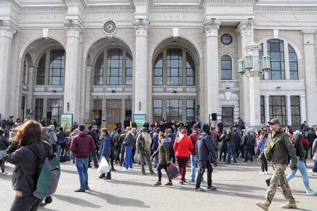 ODESA, UKRAINE - APRIL 01, 2022 - People listen to the wind band perform during the Javelina humor show in support of the Armed Forces of Ukraine at the railway station, Odesa, southern Ukraine Javelina humor show held in Odessa to support AFU  Copyright: xNinaxLyashonokx
