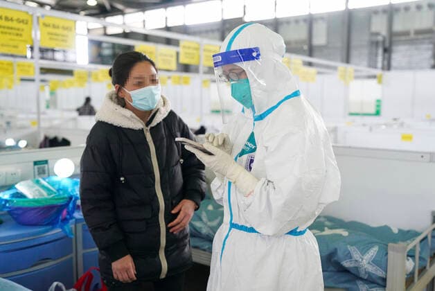 News Themen der Woche KW13 News Bilder des Tages Coronavirus in China, Eindrücke aus Shanghai (220402) -- SHANGHAI, April 2, 2022 -- A medical worker works in the quarantine zone at the Shanghai New International Expo Center in east China s Shanghai, April 1, 2022. Shanghai s largest temporary quarantine venue for mild cases and asymptomatic carriers amid the latest COVID-19 resurgence has come into operation on Thursday. The facility, which is converted from the Shanghai New International Expo Center, has a capacity of over 15,000 beds. CHINA-SHANGHAI-QUARANTINE VENUE-OPERATION (CN) DingxTing 
