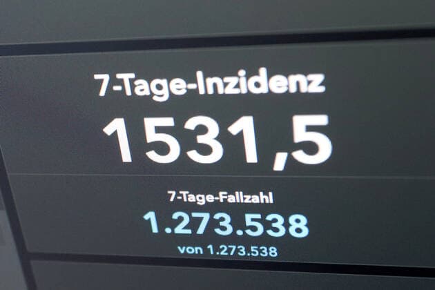 Dashboard des RKI, die 7-Tage-Inzidenz liegt nun bei 1531,5 7-Tage-Inzidenz, Dashboard des RKI auf einem Monitor am 02.04.2022 in Siegen Deutschland.