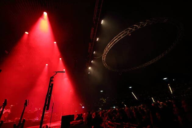 Bühne und Konzertbesucher vor Beginn des Konzerts von Madrugada im Tempodrom in Berlin, 1. April 2022. Madrugada Konzert Berlin