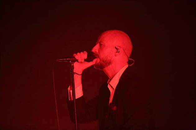 Sivert Hoyem von der Band Madrugada bei einem Konzert im Tempodrom in Berlin, 1. April 2022. Madrugada Konzert Berlin