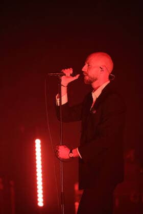 Sivert Hoyem von der Band Madrugada bei einem Konzert im Tempodrom in Berlin, 1. April 2022. Madrugada Konzert Berlin