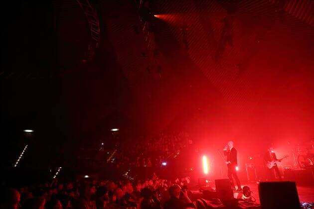 Sivert Hoyem von der Band Madrugada bei einem Konzert im Tempodrom in Berlin, 1. April 2022. Madrugada Konzert Berlin