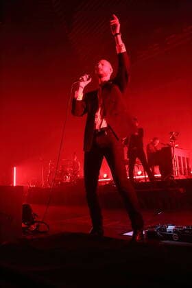 Sivert Hoyem von der Band Madrugada bei einem Konzert im Tempodrom in Berlin, 1. April 2022. Madrugada Konzert Berlin