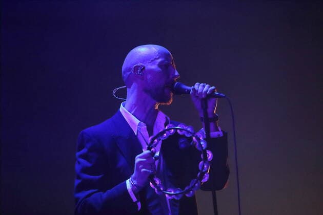 Sivert Hoyem von der Band Madrugada bei einem Konzert im Tempodrom in Berlin, 1. April 2022. Madrugada Konzert Berlin