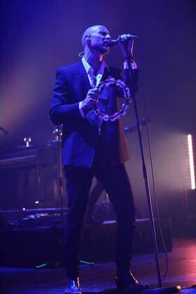 Sivert Hoyem von der Band Madrugada bei einem Konzert im Tempodrom in Berlin, 1. April 2022. Madrugada Konzert Berlin
