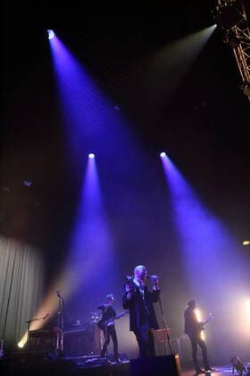 Sivert Hoyem von der Band Madrugada bei einem Konzert im Tempodrom in Berlin, 1. April 2022. Madrugada Konzert Berlin