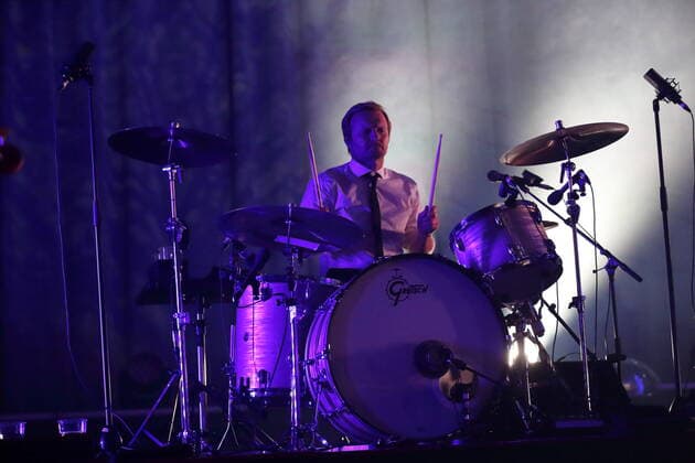 Jon Lauvland Pettersen von der Band Madrugada bei einem Konzert im Tempodrom in Berlin, 1. April 2022. Madrugada Konzert Berlin