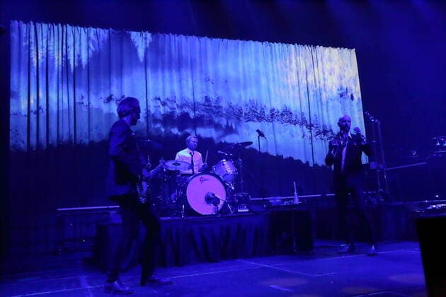 Frode Jacobsen, Jon Lauvland Pettersen und Sivert Hoyem, v.l., von der Band Madrugada bei einem Konzert im Tempodrom in Berlin, 1. April 2022. Madrugada Konzert Berlin