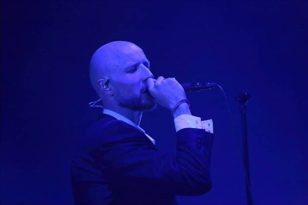 Sivert Hoyem von der Band Madrugada bei einem Konzert im Tempodrom in Berlin, 1. April 2022. Madrugada Konzert Berlin