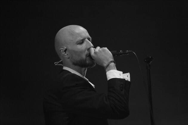 Sivert Hoyem von der Band Madrugada bei einem Konzert im Tempodrom in Berlin, 1. April 2022. (Foto schwarzweiß konvertiert) Madrugada Konzert Berlin