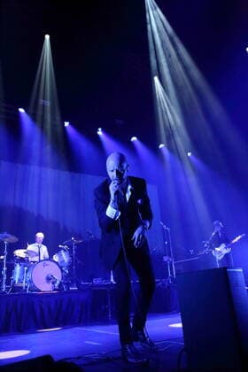 Sivert Hoyem von der Band Madrugada bei einem Konzert im Tempodrom in Berlin, 1. April 2022. Madrugada Konzert Berlin