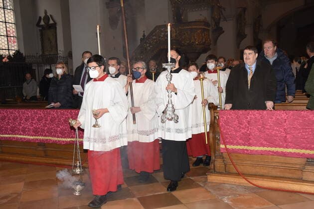 Einzug Ministranten Rechts Dr h.c Bernd Posselt MdEP a.D. Praesident der Paneuropa-Union Max Strauss Muenchen 01.04.2022 Rindermarkt 1 Kath Kirche St. Peter -Alter Peter -Gedenk.Gottesdienst Zum 100. Todestages des Sel. Kaisers Karl I. aus dem Hause Habsburg. Muenchen *** Entrance altar boys Right Dr h c Bernd Posselt MEP a D President of the Pan-European Union Max Strauss Munich 01 04 2022 Rindermarkt 1 Kath Kirche St Peter Alter Peter Gedenk Gottesdienst Zum 100 Todestag des Sel Kaisers Karl I aus dem Hause Habsburg Munich