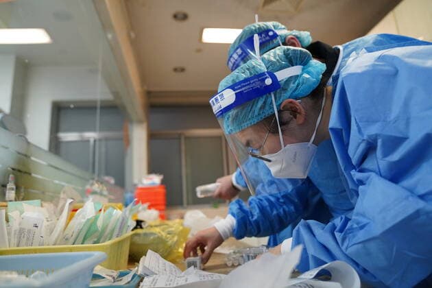 (220402) -- SHANGHAI, April 2, 2022 -- Nurses prepare drugs for patients at the emergency center of Ruijin Hospital in east China s Shanghai, April 1, 2022. Ruijin Hospital has been optimizing its emergency services amid the latest COVID-19 resurgence in Shanghai. More personnel have been assigned to reinforce the emergency capability. ) CHINA-SHANGHAI-HOSPITAL-EMERGENCY CENTER (CN) YuanxQuan 