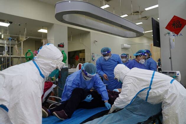 (220402) -- SHANGHAI, April 2, 2022 -- Medical workers transfer a patient to a bed at the emergency center of Ruijin Hospital in east China s Shanghai, April 1, 2022. Ruijin Hospital has been optimizing its emergency services amid the latest COVID-19 resurgence in Shanghai. More personnel have been assigned to reinforce the emergency capability. ) CHINA-SHANGHAI-HOSPITAL-EMERGENCY CENTER (CN) YuanxQuan 