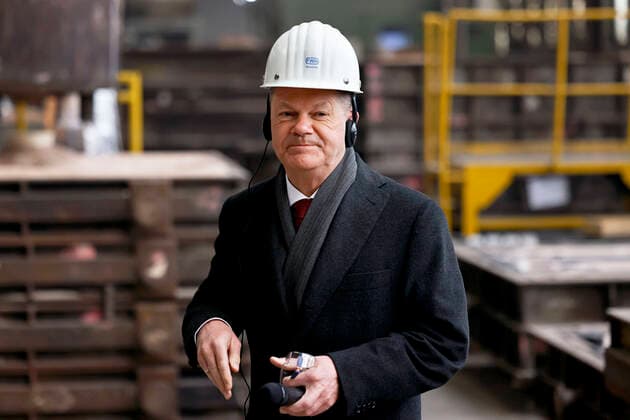 News Themen der Woche KW13 News Bilder des Tages Bundeskanzler Olaf Scholz beim Besuch der Friedrich Wilhelms-Hütte (FWH) Stahlguss GmbH. Mülheim an der Ruhr, 02.04.2022 NRW Deutschland *** Federal Chancellor Olaf Scholz visiting Friedrich Wilhelms Hütte FWH Stahlguss GmbH Mülheim an der Ruhr, 02 04 2022 NRW Germany Copyright: xChristophxHardtx
