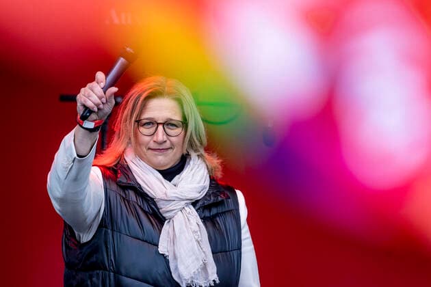 02.04.2022 , Essen , Die SPD in Nordrhein-Westfalen eröffnet ihren Wahlkampf zur Landtagswahl in NRW mit einer Veranstaltung am Burgplatz in Essen , der Heimatstadt von Spitzenkandidat Thomas Kutschaty. Bundesweite SPD-Politprominenz anwesend. Anke Rehlinger , kommende Ministerpräsidentin des Saarlandes. *** 02 04 2022 , Essen , The SPD in North Rhine-Westphalia opens its campaign for the state election in NRW with an event at Burgplatz in Essen , the hometown of top candidate Thomas Kutschaty Nationwide SPD political celebrity present Anke Rehlinger , upcoming Minister President of the Saarland