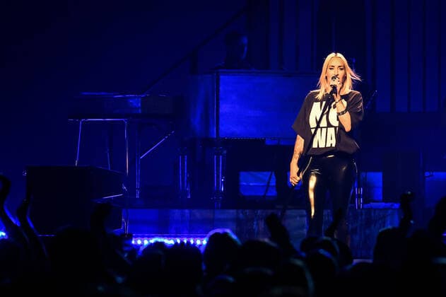 Bilder des Jahres 2022, Entertainment 04 April Entertainment Themen der Woche KW13 Entertainment Bilder des Tages 02.04.2022, xlakx, Entertaiment Musik Pop, Sarah Connor emspor, v.l.Saengerin Sarah Connor sing bei ihrem Konzert Herz Kraft Werke in der Mercedes Benz Arena Berlin *** 02 04 2022, xlakx, entertaiment music pop, sarah connor emspor, v l singer sarah connor sing at her concert heart power works at the Mercedes Benz Arena Berlin