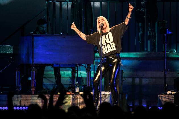 02.04.2022, xlakx, Entertaiment Musik Pop, Sarah Connor emspor, v.l.Saengerin Sarah Connor sing bei ihrem Konzert Herz Kraft Werke in der Mercedes Benz Arena Berlin