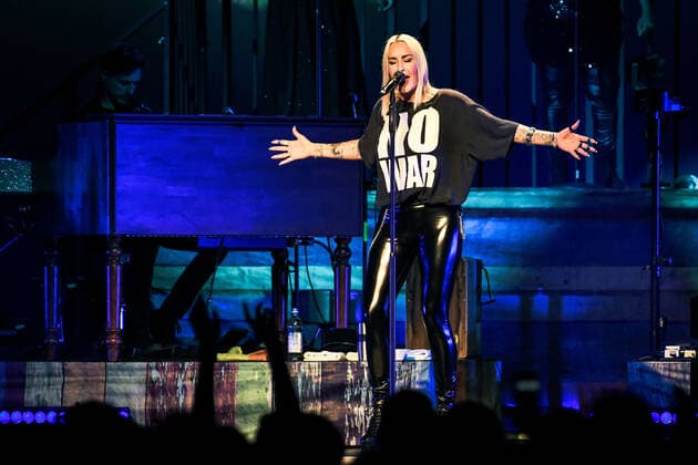 02.04.2022, xlakx, Entertaiment Musik Pop, Sarah Connor emspor, v.l.Saengerin Sarah Connor sing bei ihrem Konzert Herz Kraft Werke in der Mercedes Benz Arena Berlin