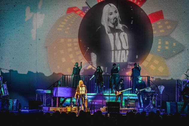 02.04.2022, xlakx, Entertaiment Musik Pop, Sarah Connor emspor, v.l.Saengerin Sarah Connor sing bei ihrem Konzert Herz Kraft Werke in der Mercedes Benz Arena Berlin
