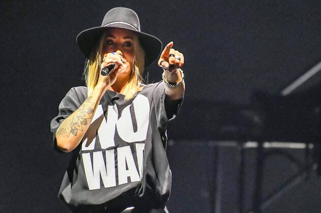 02.04.2022, xlakx, Entertaiment Musik Pop, Sarah Connor emspor, v.l.Saengerin Sarah Connor sing bei ihrem Konzert Herz Kraft Werke in der Mercedes Benz Arena Berlin