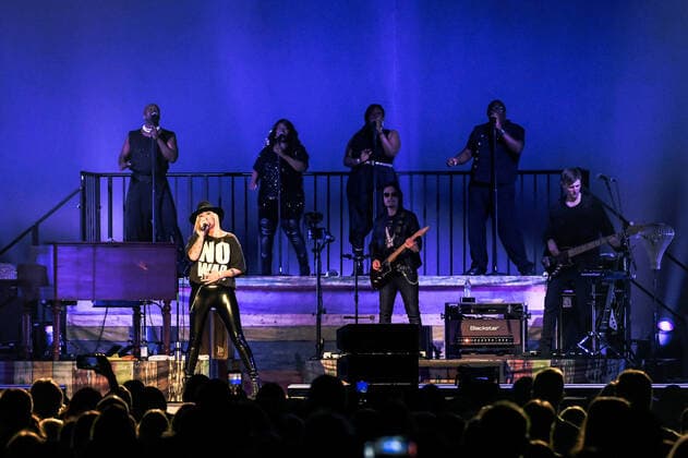 02.04.2022, xlakx, Entertaiment Musik Pop, Sarah Connor emspor, v.l.Saengerin Sarah Connor sing bei ihrem Konzert Herz Kraft Werke in der Mercedes Benz Arena Berlin