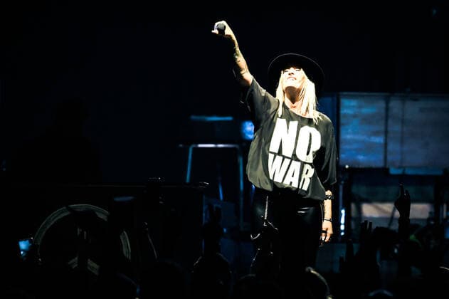 02.04.2022, xlakx, Entertaiment Musik Pop, Sarah Connor emspor, v.l.Saengerin Sarah Connor sing bei ihrem Konzert Herz Kraft Werke in der Mercedes Benz Arena Berlin